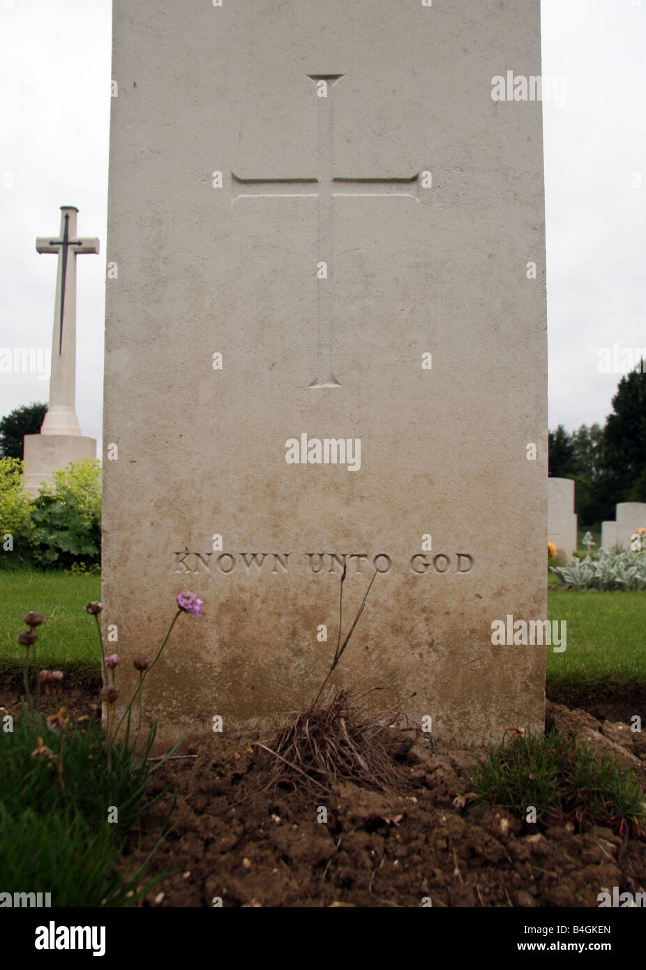 Près d'une tombe inconnue ('connue de Dieu") et la Croix du Sacrifice dans le Theipval Cimetière, sur la Somme, France. Banque D'Images