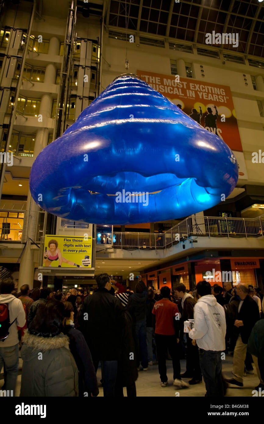 Nuit Blanche, Takahiro, Fujiwara dans le bleu ; 2008 ; acrylique polymère hélium ballon à l'Eaton Centre, Toronto, Canada Banque D'Images