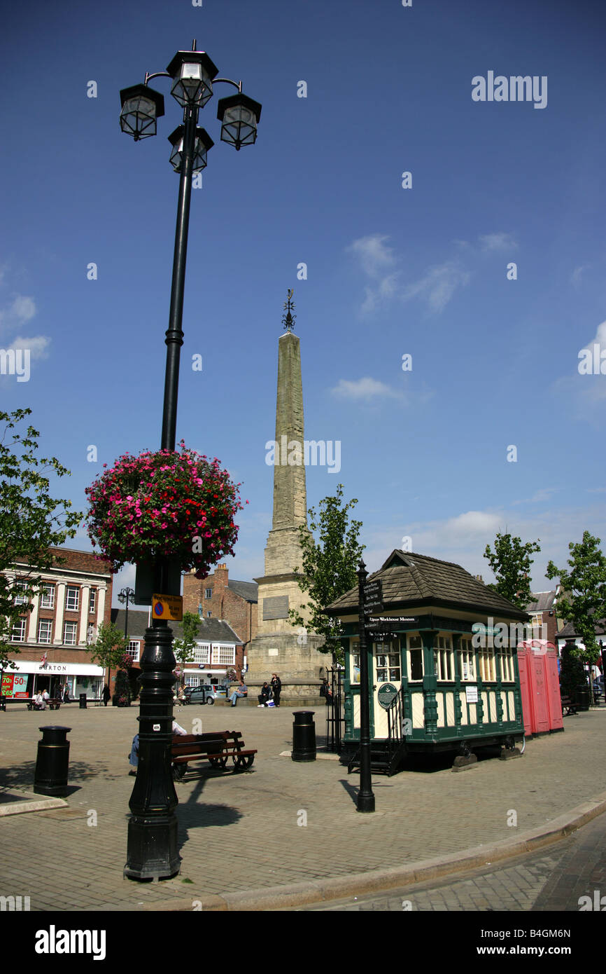 Ville de Ripon, en Angleterre. Place du marché de Ripon avec l'abri du Cocher et l'Obélisque en arrière-plan. Banque D'Images