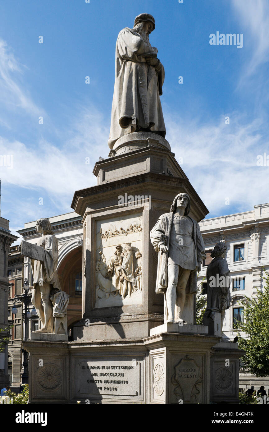 Statue de Leonarado da Vinci et ses acolytes, Piazza della Scala, Milan, Lombardie, Italie Banque D'Images