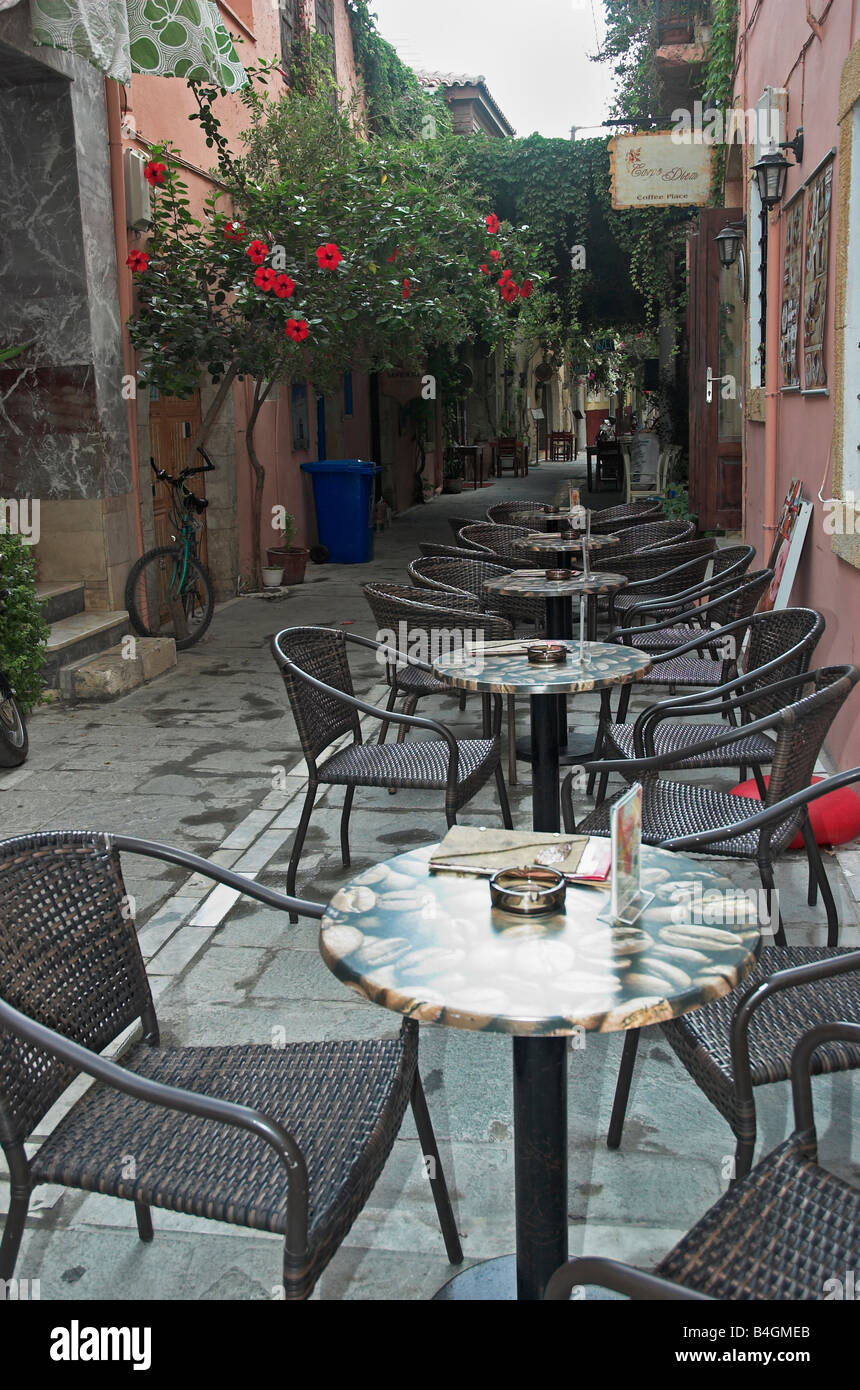 Des tables et des chaises dans l'air extérieur lieu café de la vieille ville de Rethymnon Crète Grèce Septembre 2008 Banque D'Images