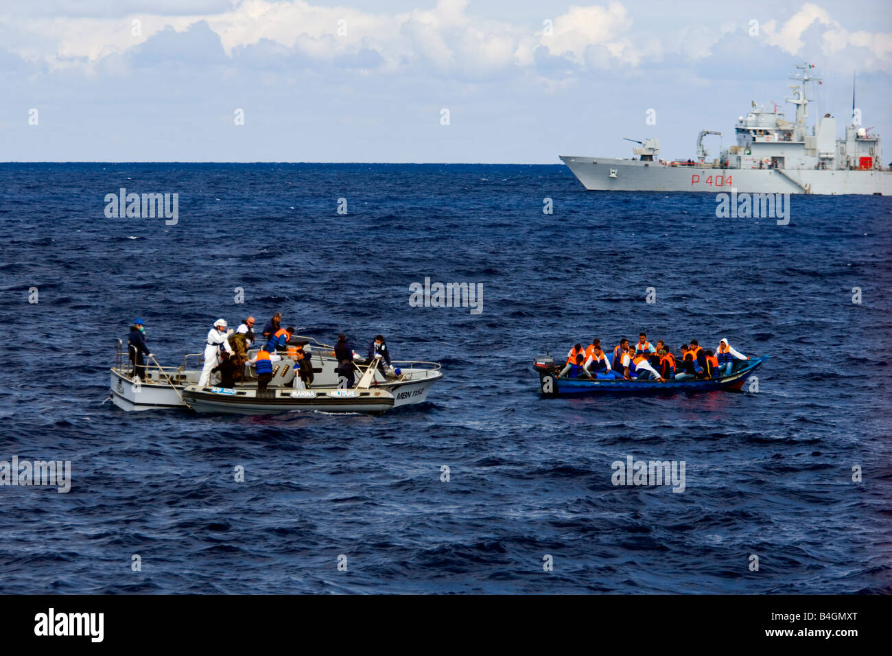La marine italienne sauvetage bateau de réfugiés personnes Banque D'Images