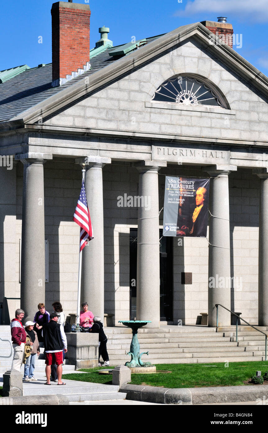 Extérieur de Pilgrim Hall Museum à Plymouth au Massachusetts USA avec groupe de personnes en face de l'escalier et colonnes Banque D'Images