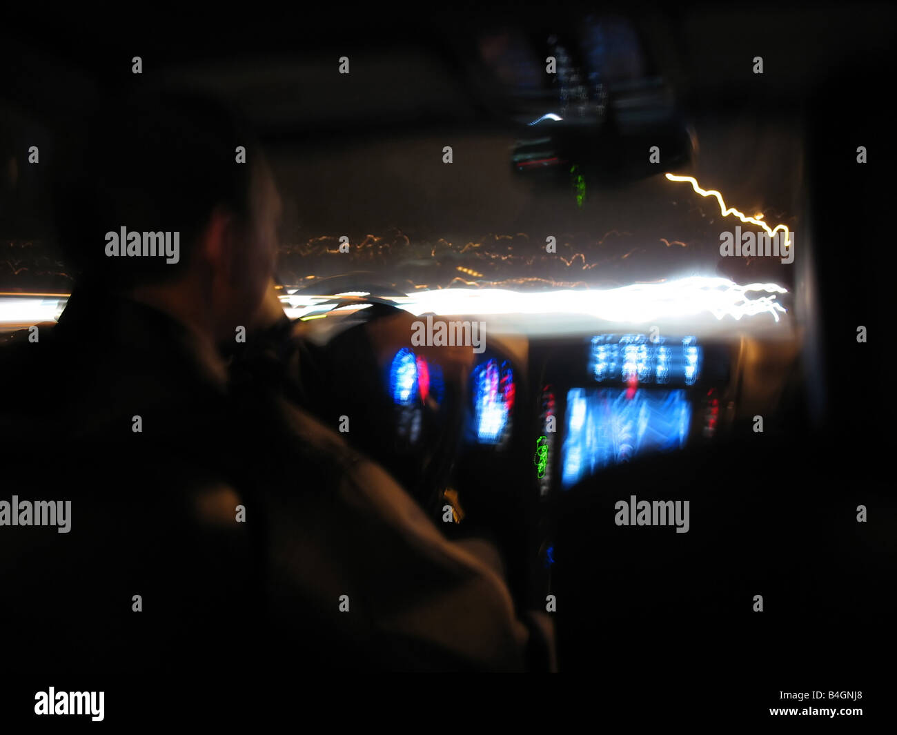 Conduire la nuit dans une voiture de luxe moderne Banque D'Images