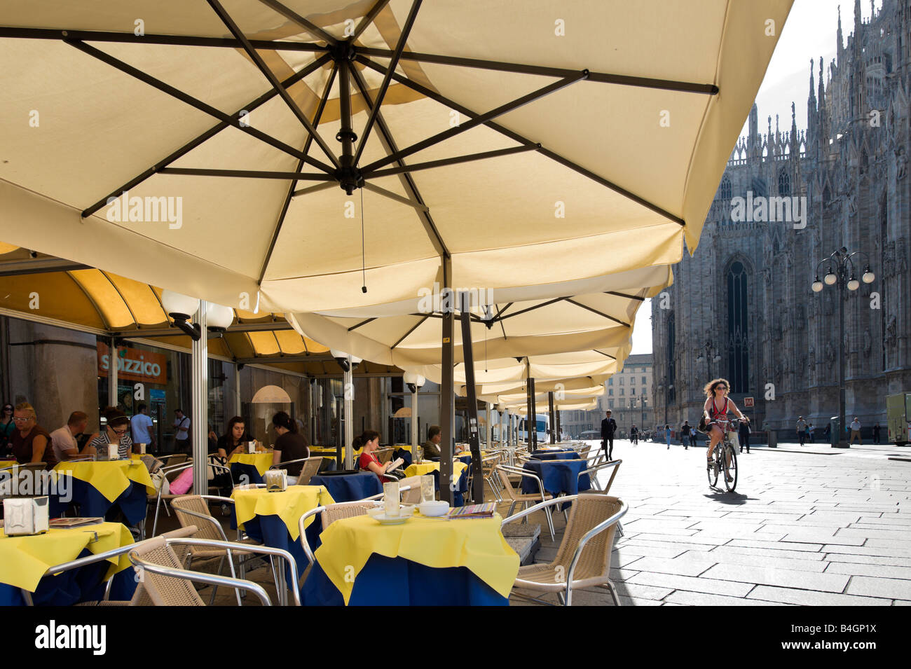 Café à l'extérieur du Duomo (cathédrale), de la Piazza del Duomo, Milan, Lombardie, Italie Banque D'Images