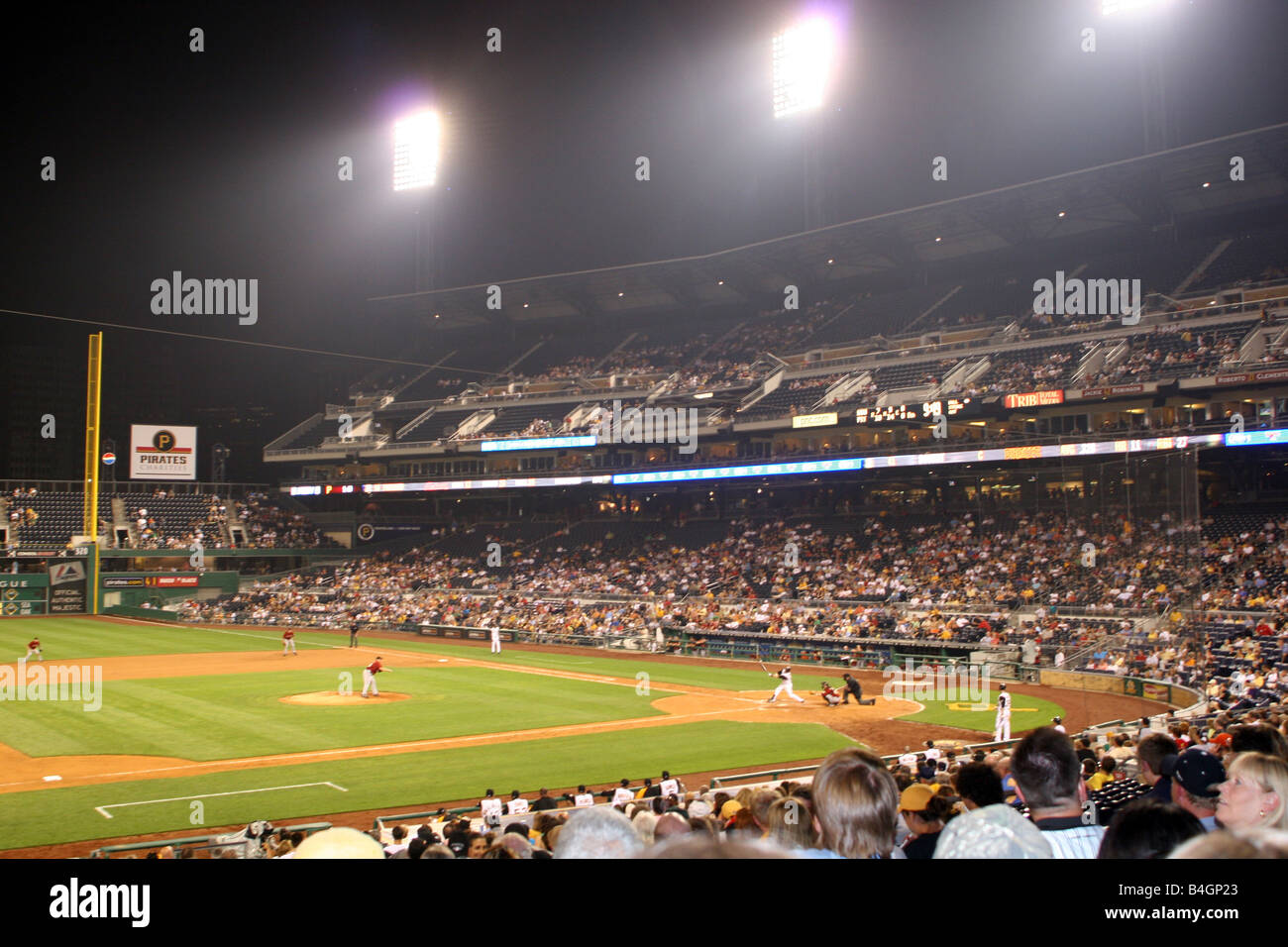 Foule au stade de PNG au cours d'une nuit, le centre-ville de jeu Pirates de Pittsburgh, Pennsylvanie Banque D'Images