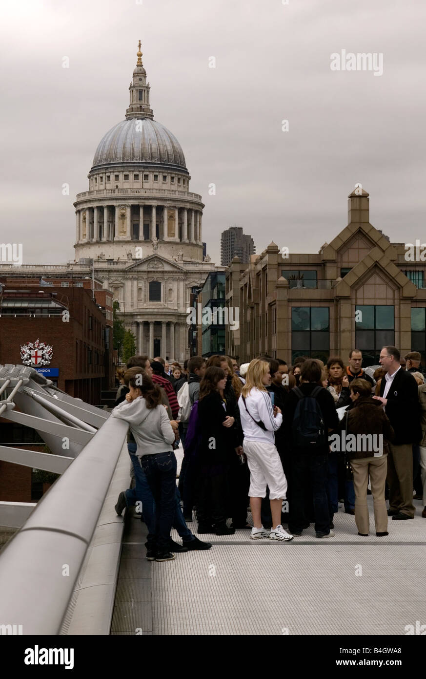Les touristes sur l'Milleneum bridge Londres UK Banque D'Images