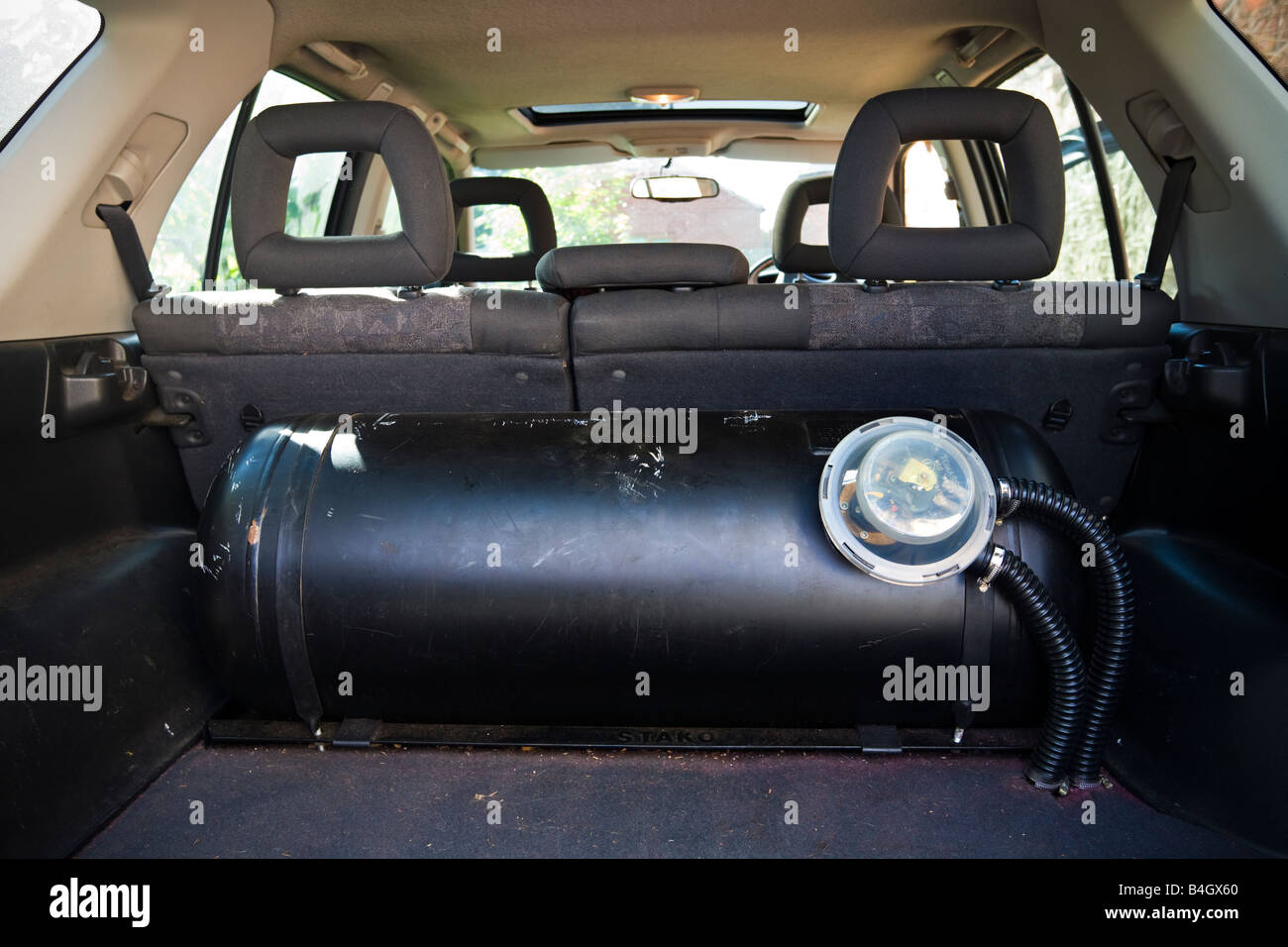 Arrière d'un véhicule 4x4 montrant un grand réservoir de gaz de 90 litres  dans le coffre avec l'électrovanne de l'actionneur et des flexibles de  raccordement UK Photo Stock - Alamy