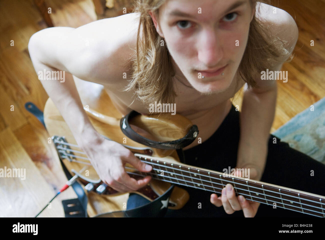 Jeune joueur de guitare basse à la caméra jusqu'à Photo Stock - Alamy
