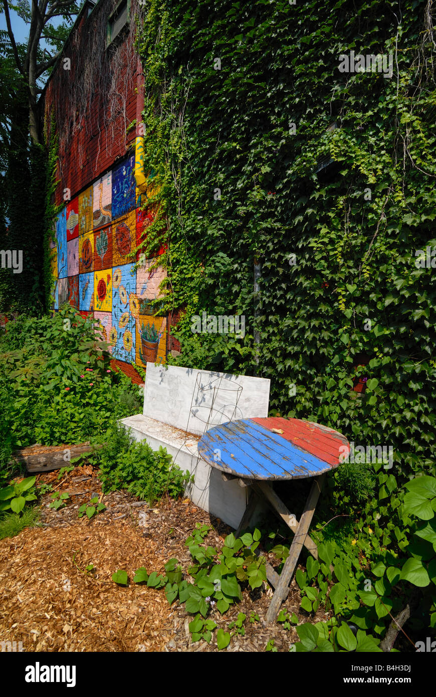 Cette murale colorée, Banc et table sont sur le site de la Millenium vert jardin d'enfants des rues de la guerre mexicaine de Pittsburgh Banque D'Images