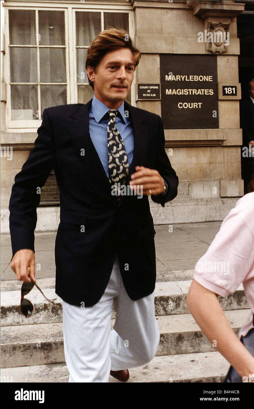 Nigel Havers acteur quitter Marylebone Magistrates Court après en avoir reçu une interdiction de conduire d'un an et 500 d'amende pour l'alcool au volant Banque D'Images