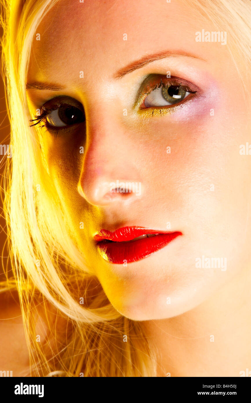 Portrait de jeune femme avec le maquillage des yeux Banque D'Images