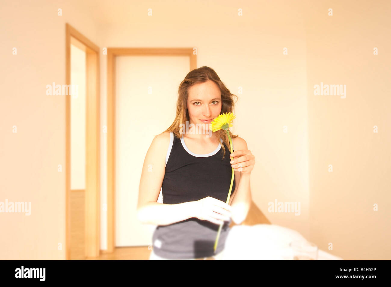 Portrait of young woman smelling flower Banque D'Images