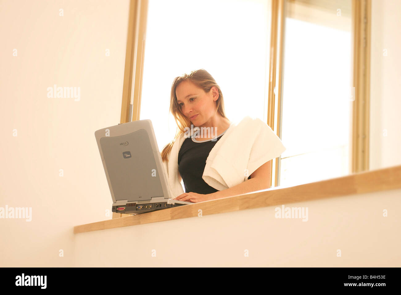 Low angle view of young woman working on laptop Banque D'Images