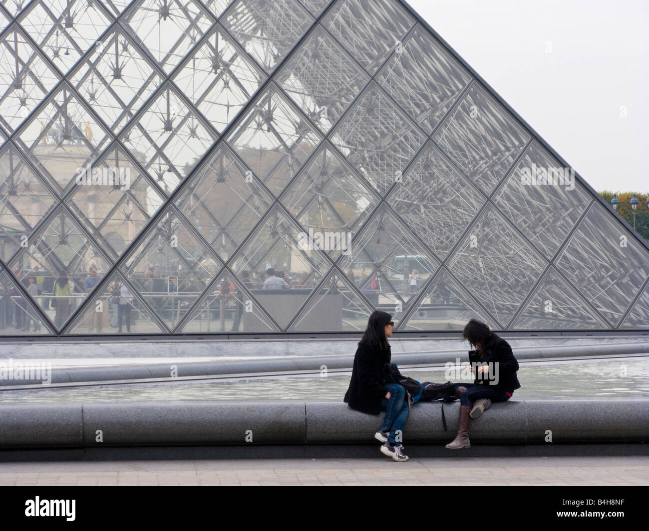 La pyramide du Louvre Paris France Banque D'Images