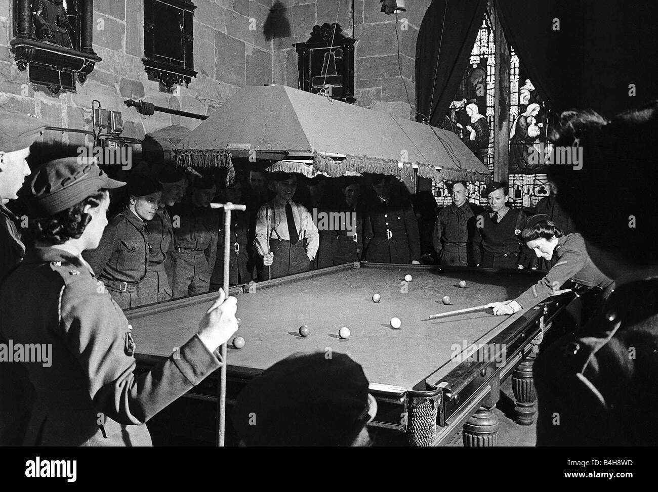 Une partie de billard dans le vitrail de l'église St Helens Worcester troupes donne une pause PENDANT LA SECONDE GUERRE MONDIALE L'église est une cantine du YMCA Centre pour les troupes 1944 Banque D'Images