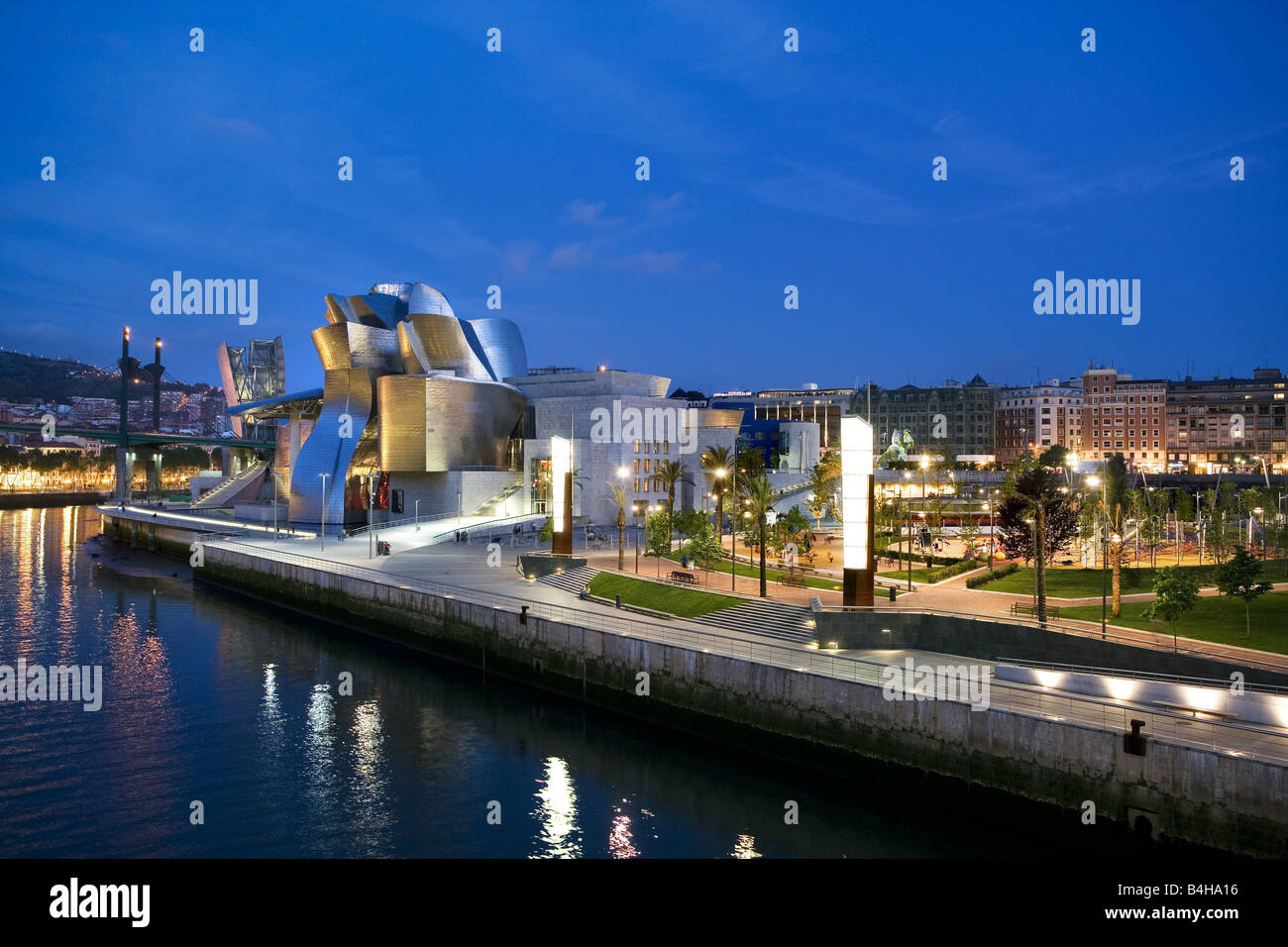 Musée d'art illuminée au crépuscule, Guggenheim Museum, Bilbao, Espagne Banque D'Images