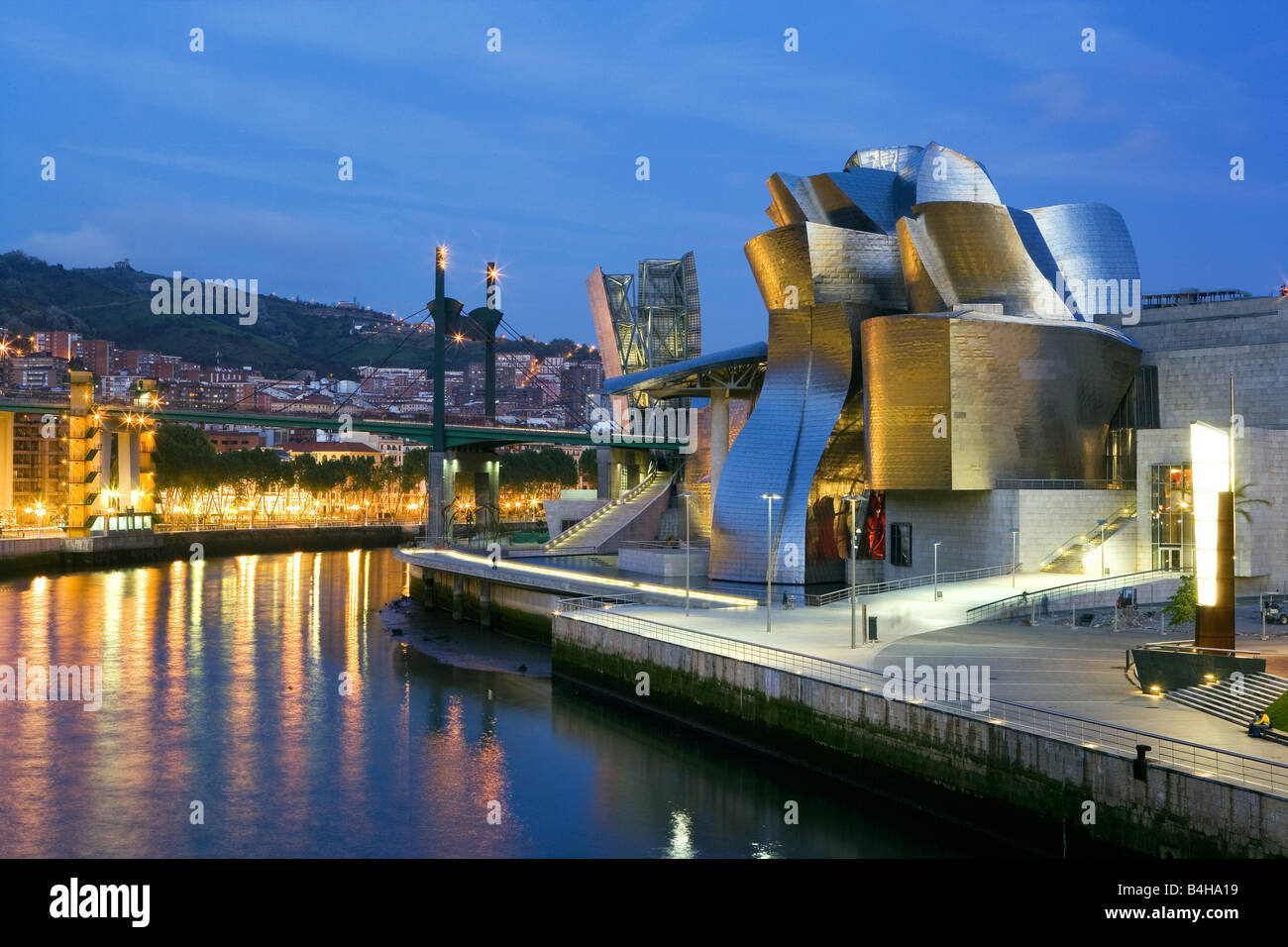 Musée d'art illuminée au crépuscule, Guggenheim Museum, Bilbao, Espagne Banque D'Images