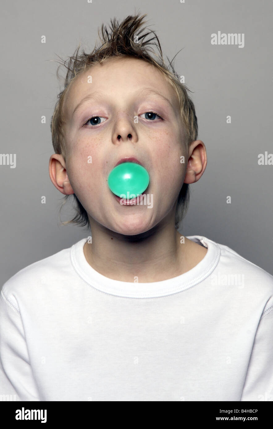 Boy blowing bubble chewing gum Banque de photographies et d’images à