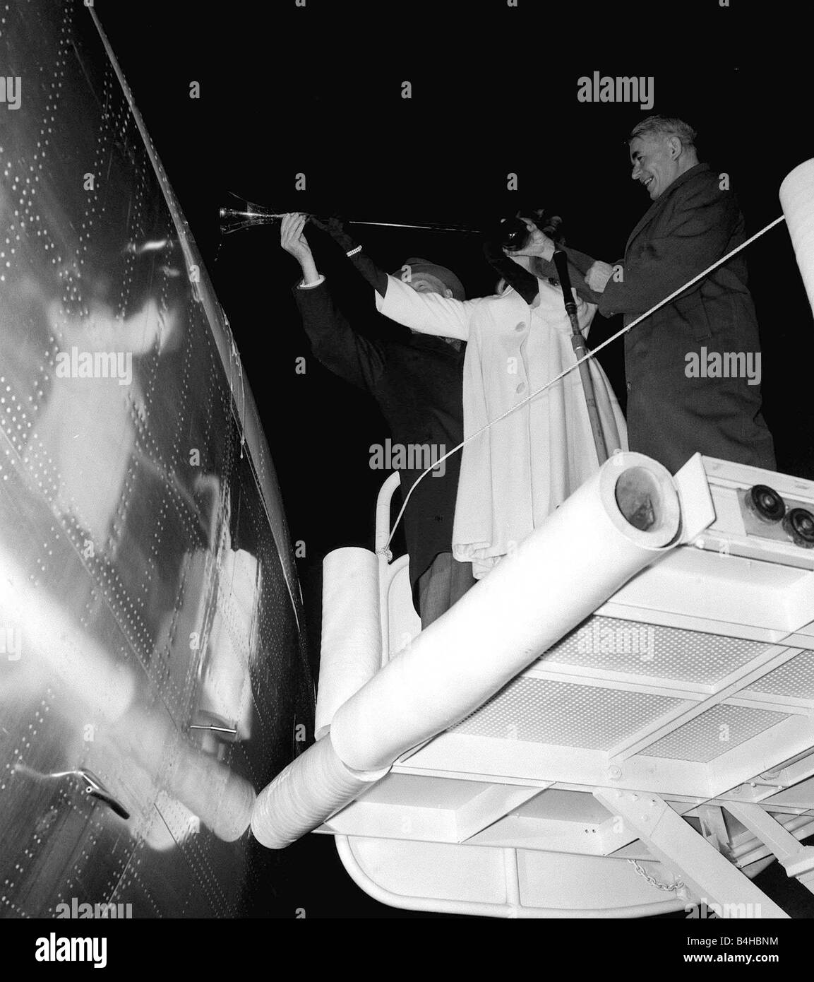 Sir Frank Whittle assistée par Janet Scott baptiser le premier avion à réaction de TWA à partir pour New York de l'aéroport de Londres Novembre 1959 Banque D'Images