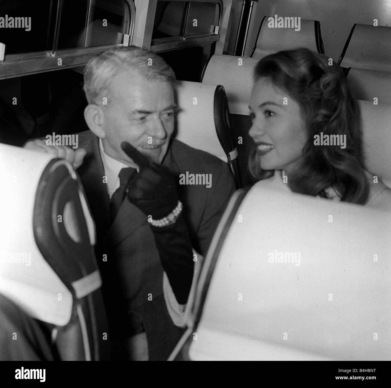 Sir Frank Whittle assistée par Janet Scott Cchristen le premier avion à réaction de TWA à partir pour New York de l'aéroport de Londres Novembre 1959 Banque D'Images