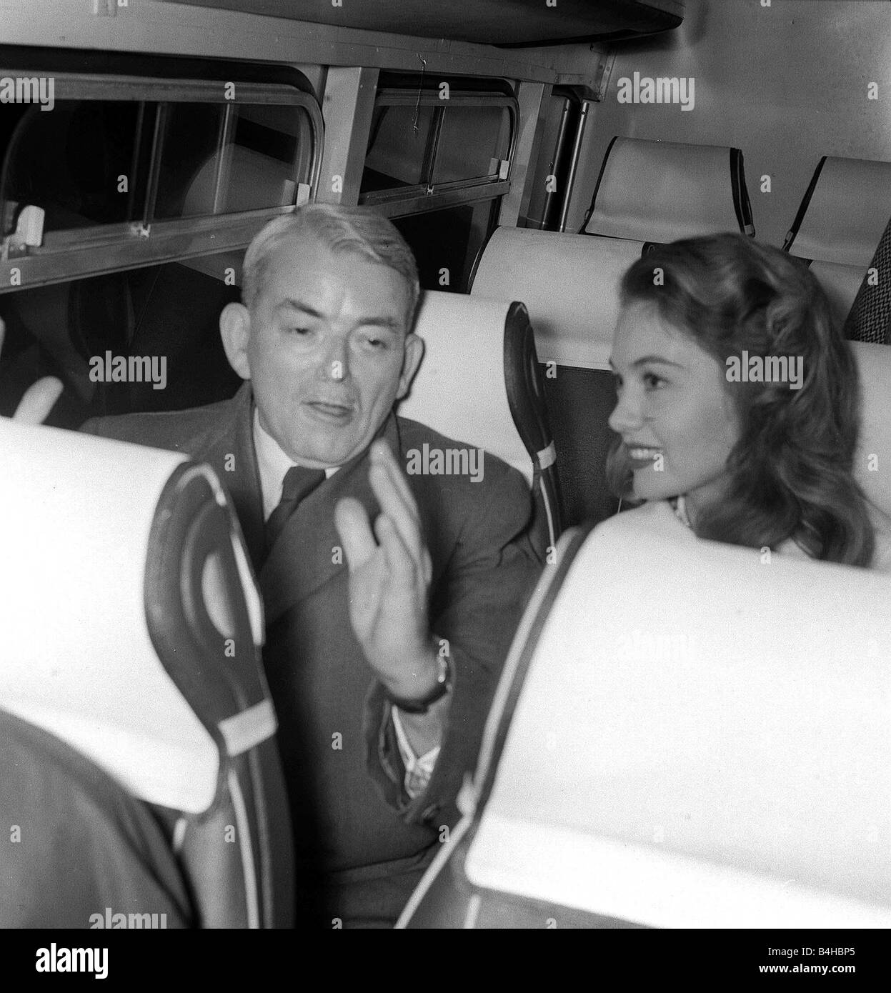 Sir Frank Whittle assistée par Janet Scott Cchristen le premier avion à réaction de TWA à partir pour New York de l'aéroport de Londres Novembre 1959 Banque D'Images