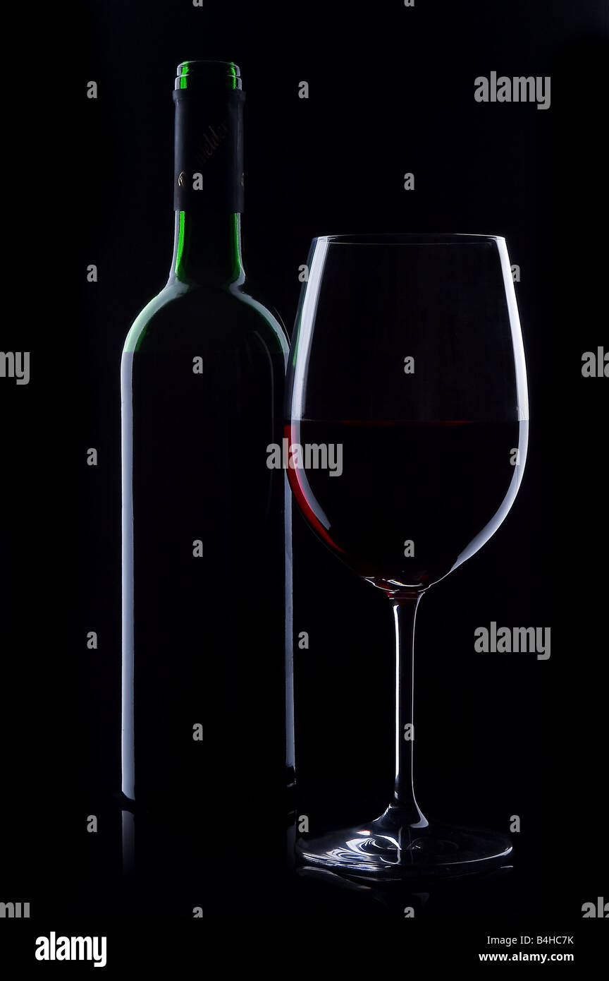 Close-up du verre et de la bouteille de vin rouge Banque D'Images