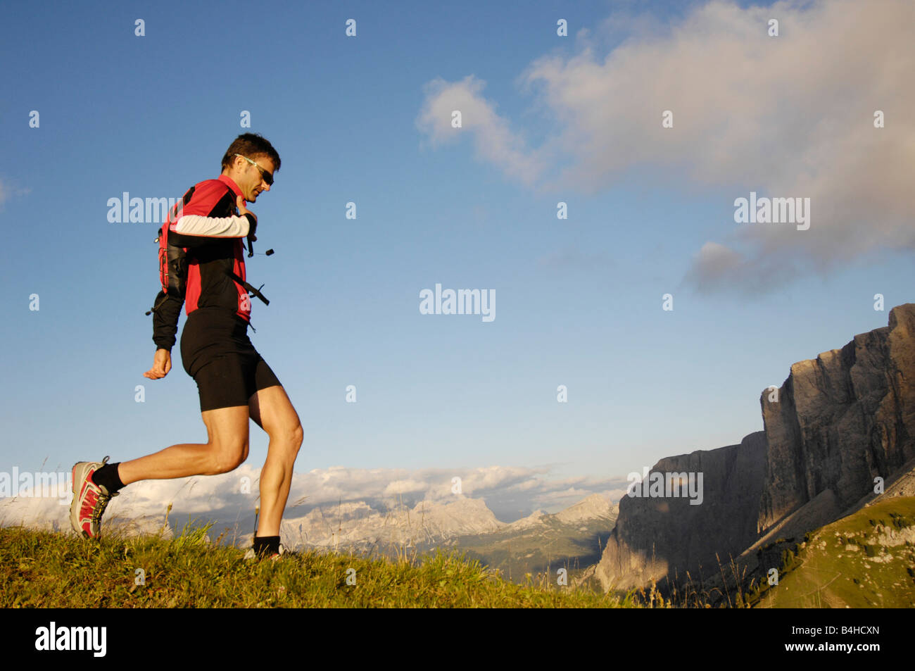 Portrait of mid adult man running sur le paysage, Trentino-Alto Adige, Italie Banque D'Images