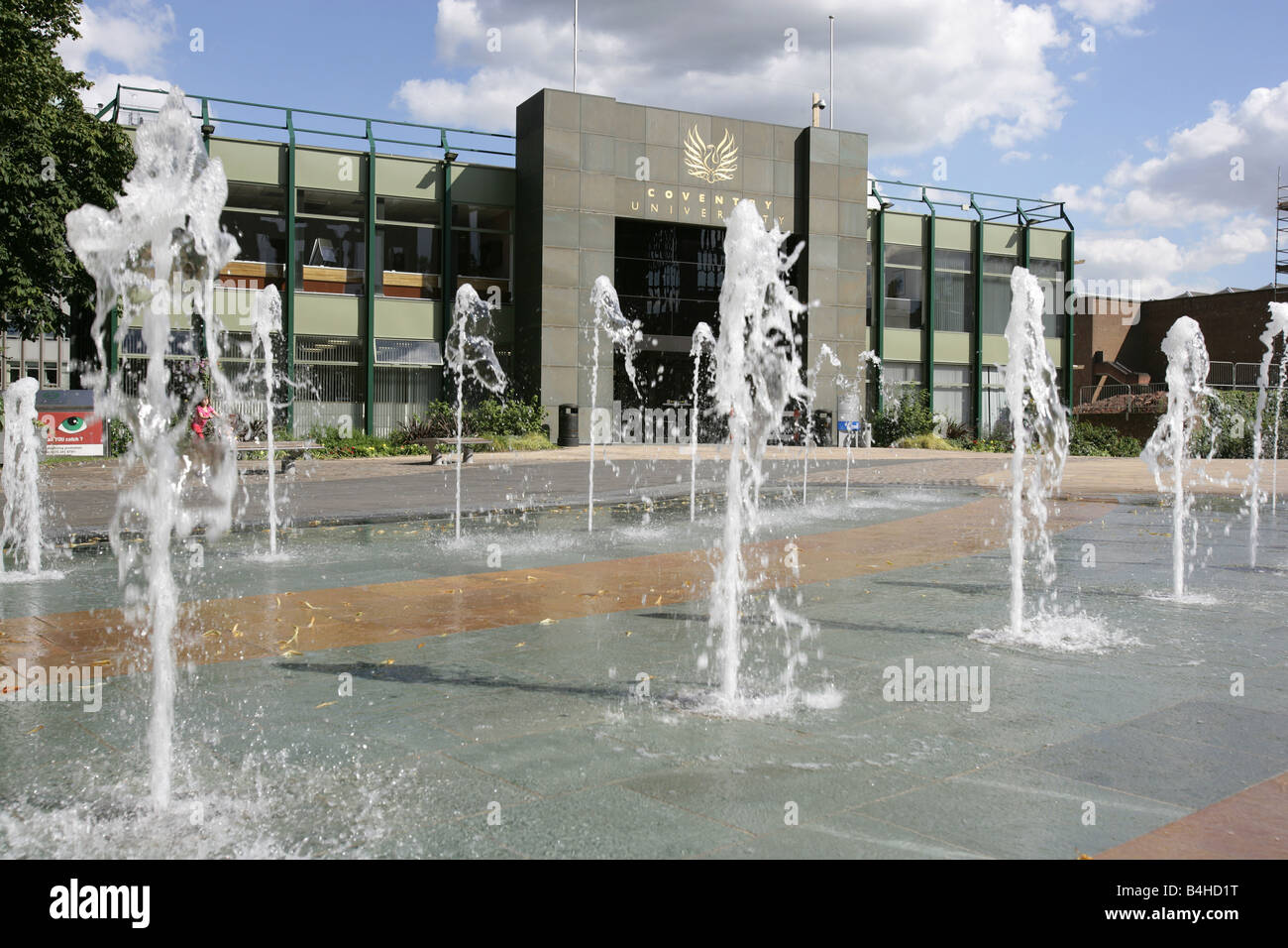 Ville de Coventry, en Angleterre. Le dispositif de l'eau Fontaine à Priory Street avec l'Université de Coventry en arrière-plan. Banque D'Images