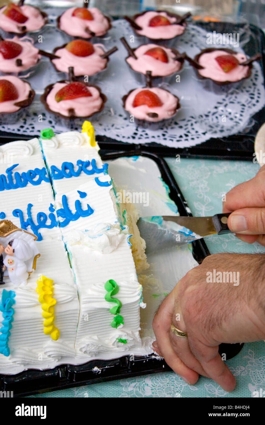Certains coupe anniversaire gâteau avec tasses mousse à l'arrière-plan Banque D'Images