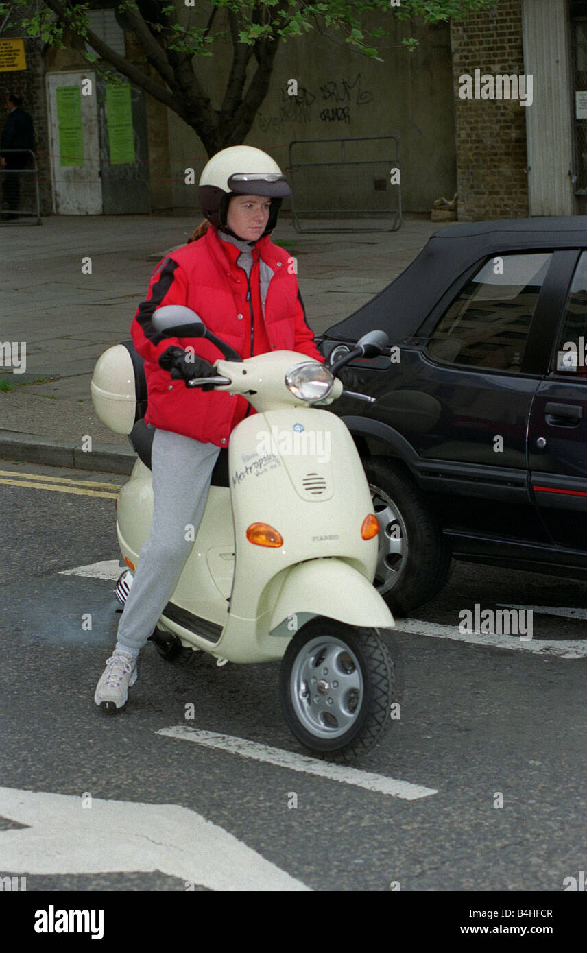 L'actrice Patsy Palmer 98 Mai Eastenders Actrice équitation Moto Vespa ...