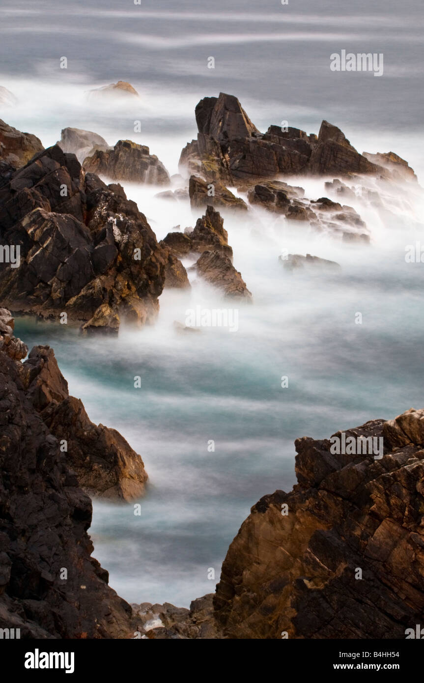 Vagues se brisant sur la côte sauvage de l'île de Lewis en Ecosse Banque D'Images