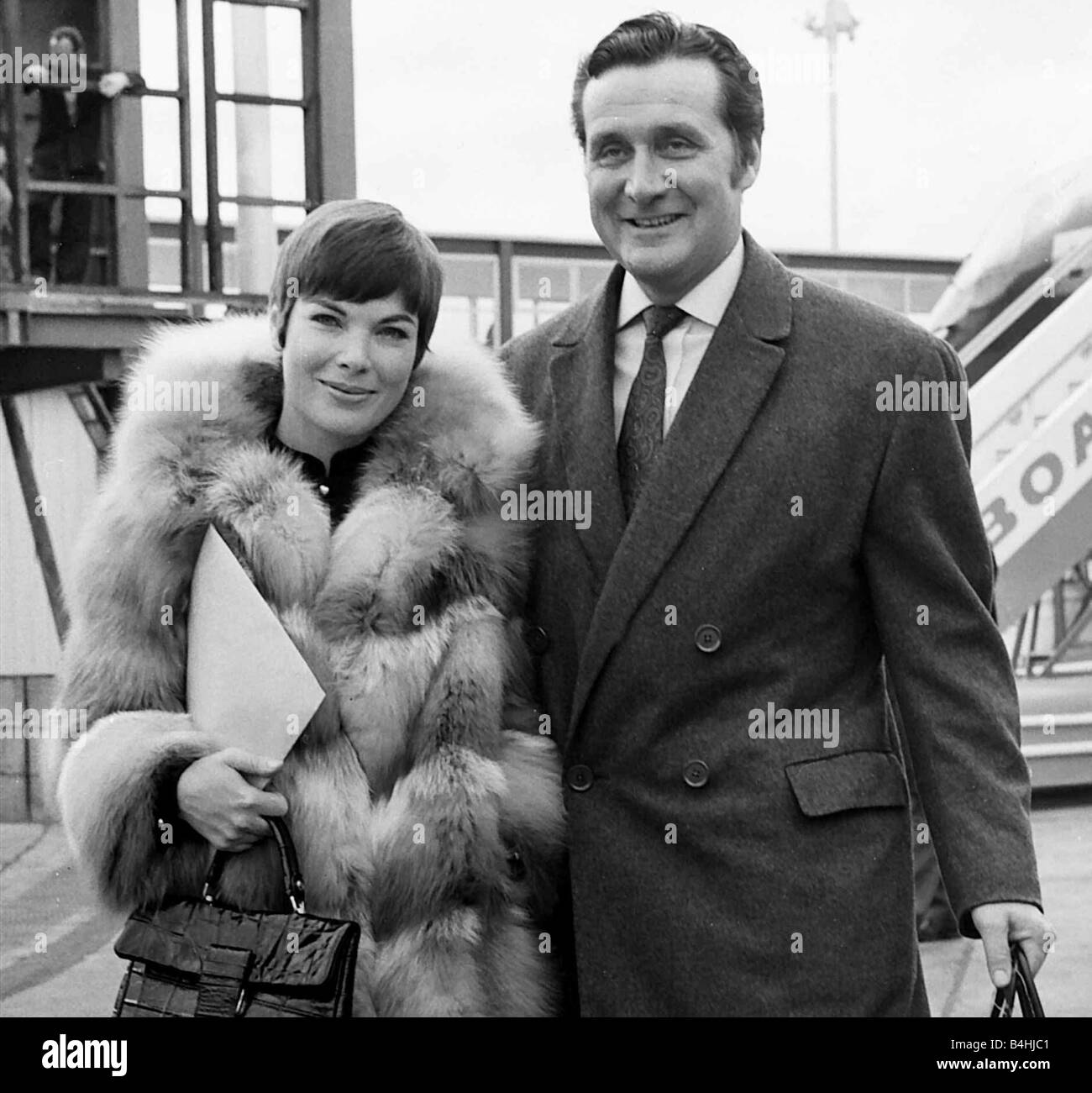 Patrick MacNee acteur avec femme Catherine 1967 Banque D'Images