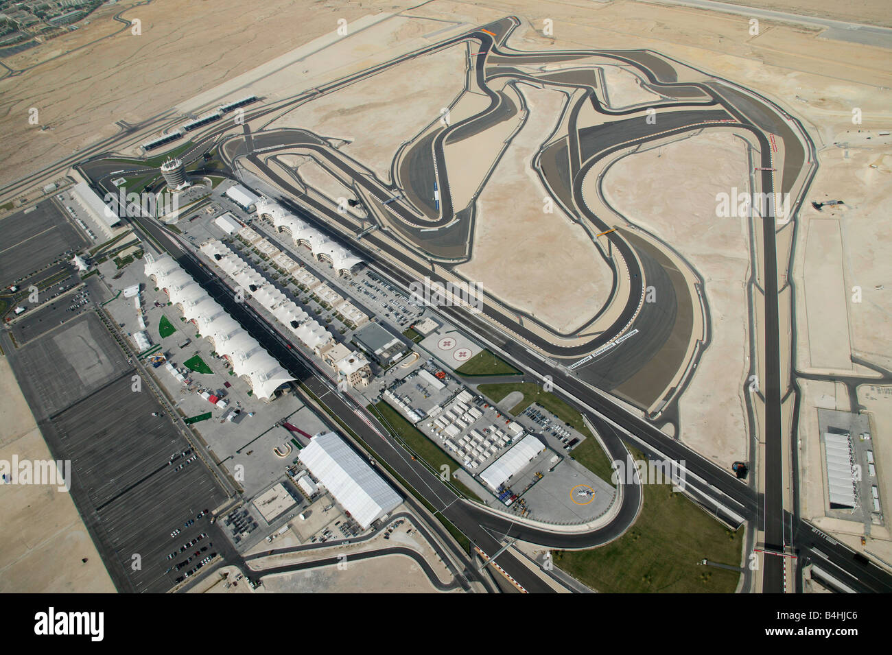 Vue aérienne du Circuit International de Bahreïn BIC Voitures de course dans le désert. Grand Prix F1 FORMULA 1 un moteur de course Banque D'Images