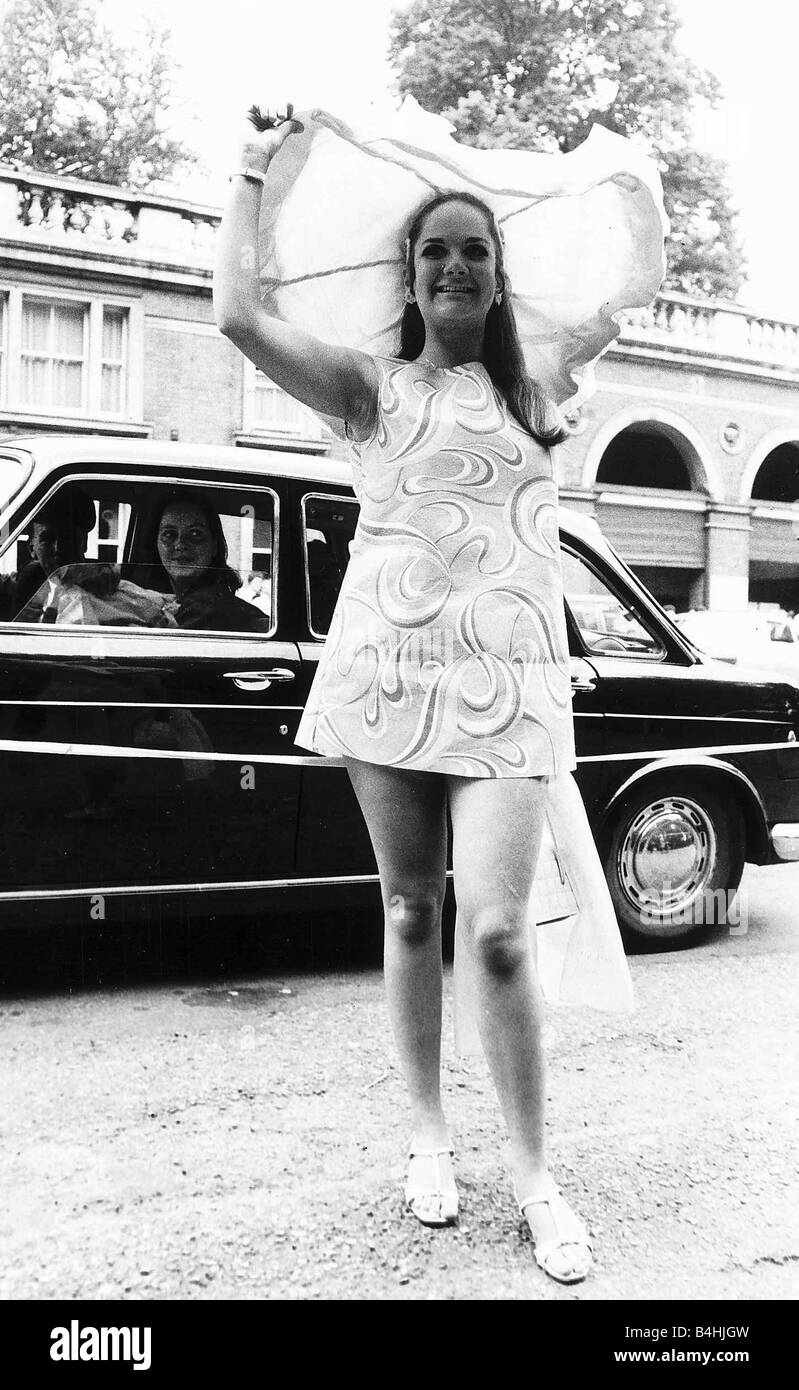 Sally Jane Spencer actrice au Royal Ascot en 1967 minidress psychédélique et parapluie hat la mode des années 60 Banque D'Images