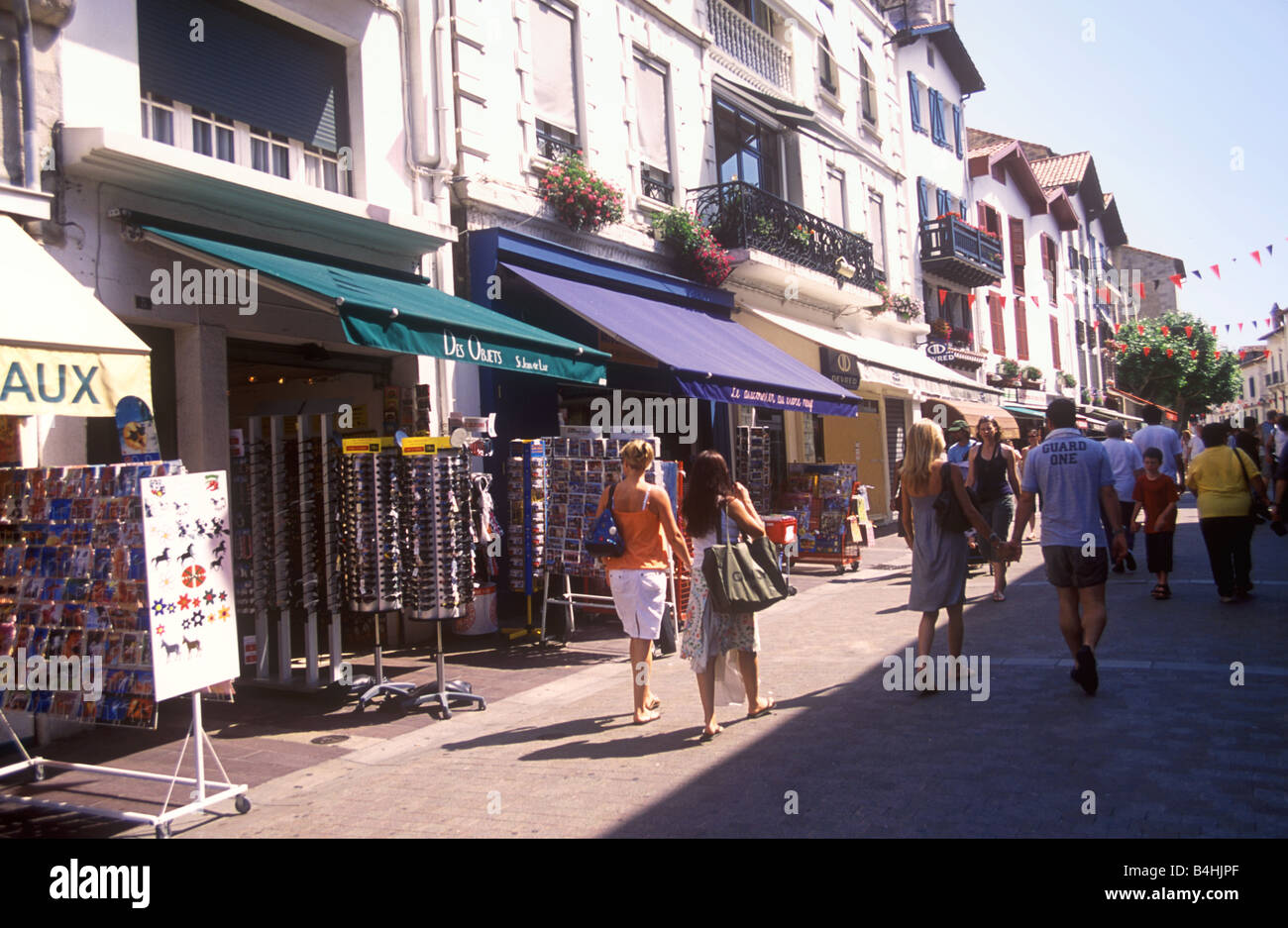 Scène de rue dans la vieille ville basque de St Jean de Luz Banque D'Images