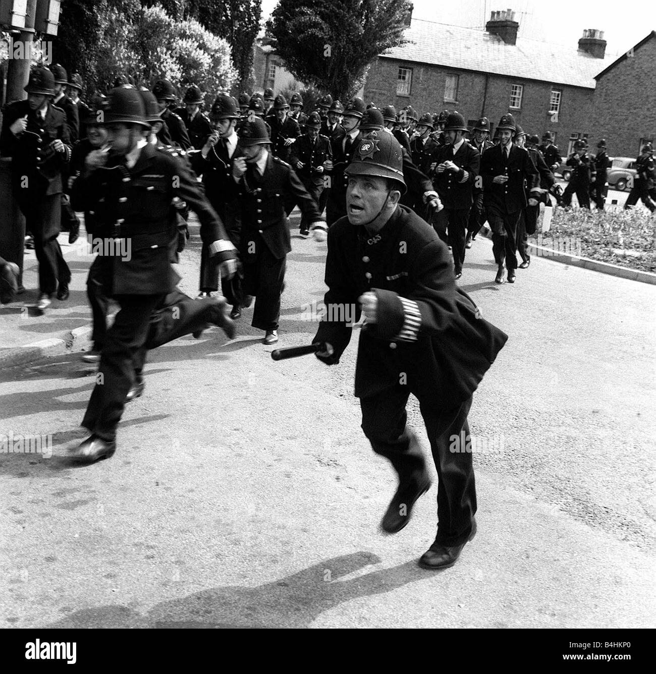 Acteur comédien sagesse normande en ligne avec 120 policiers pour la comédie britannique sur le Beat Banque D'Images