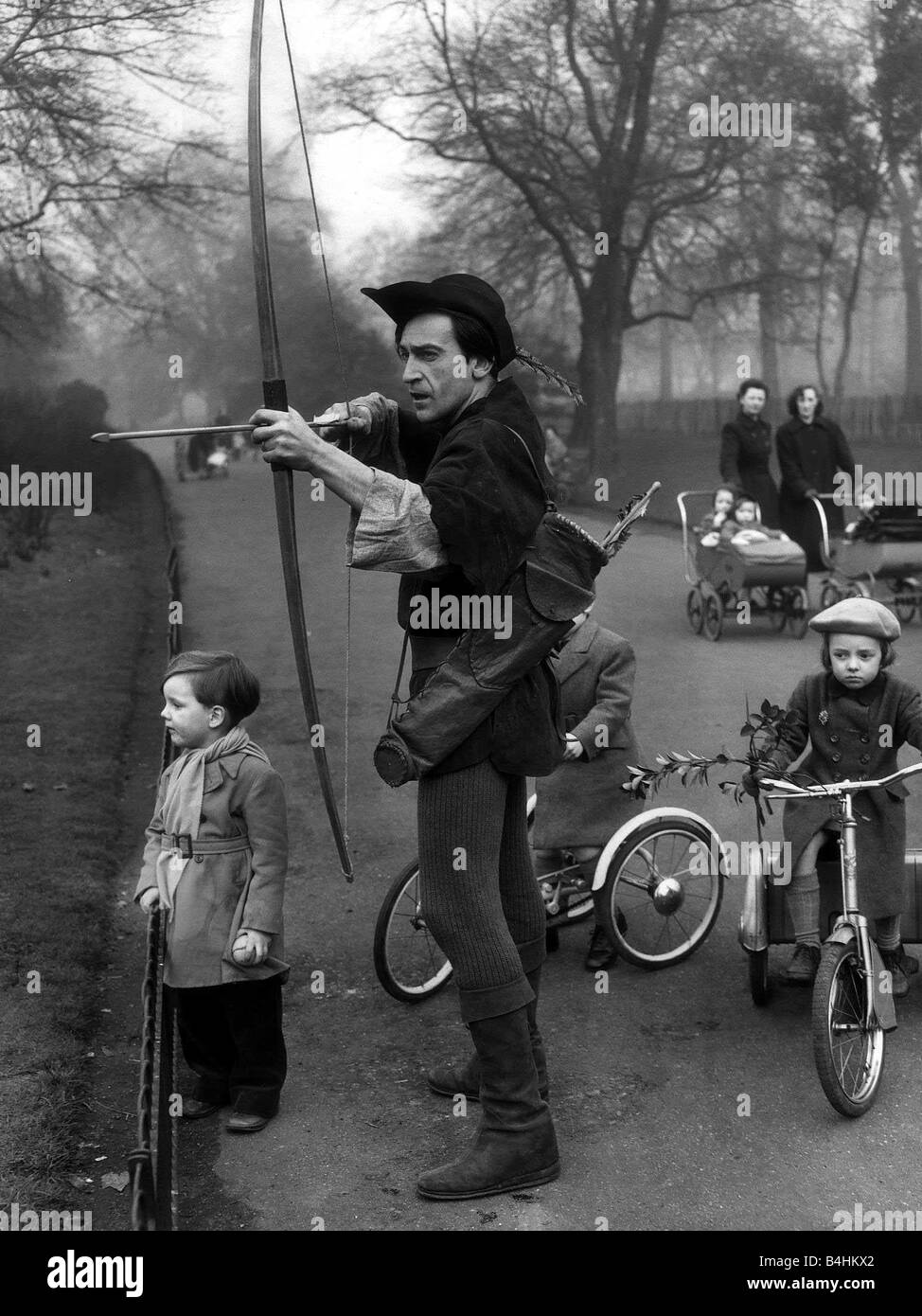 Patrick Troughton acteur habillé en Robin Hood (mars 1953 à Battersea Park de Londres vu par les jeunes enfants comme il vise son arc et sa flèche Il est à star sera Robin des bois dans une série TV pour enfants Banque D'Images