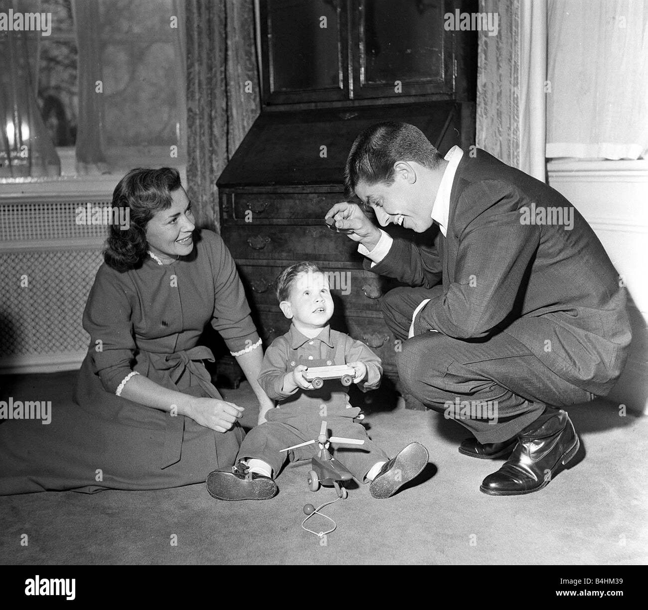 Comédien et acteur américain Jerry Lewis à la maison avec sa femme de jouer avec leur fils Avril 1958 Banque D'Images