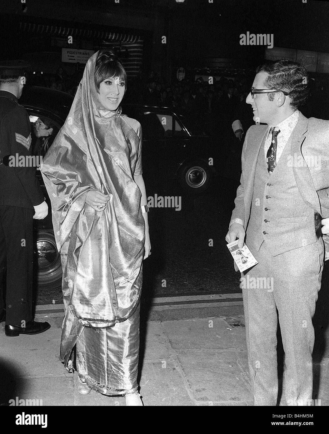 La chanteuse Anita Harris et Peter Sellers acteur Octobre 1967 en arrivant à la première du film que j'ai remporté la guerre Banque D'Images