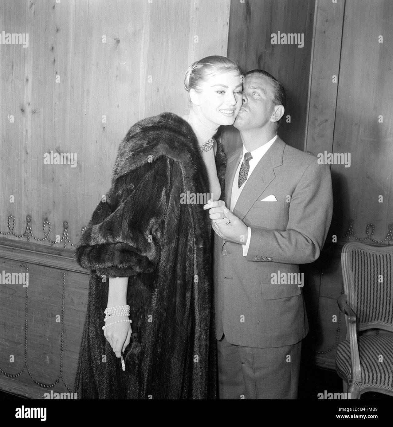 Norman acteur sagesse Mai 1956 Anita Ekberg comédienne au Savoy Hotel Banque D'Images