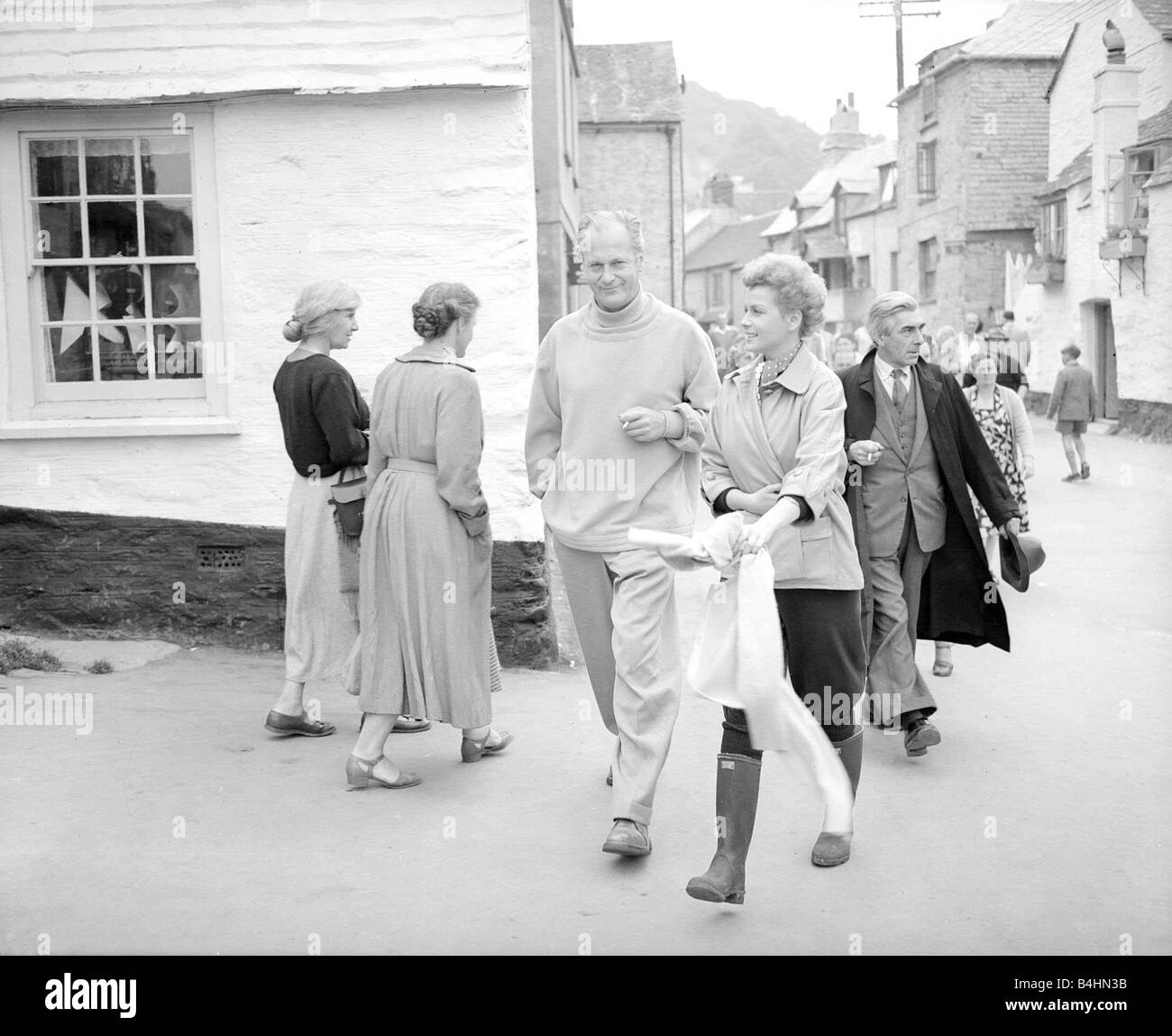 L'actrice Eve Bartok sur lieu de tournage à Polperro Cornwall avec l'acteur allemand Jurgen kurde qui est lui rendre visite sur le plateau Août 1954 Ils sont illustrés à marcher ensemble vers l'ensemble du film sur le quai entouré par les caméramans amateurs Fans Banque D'Images