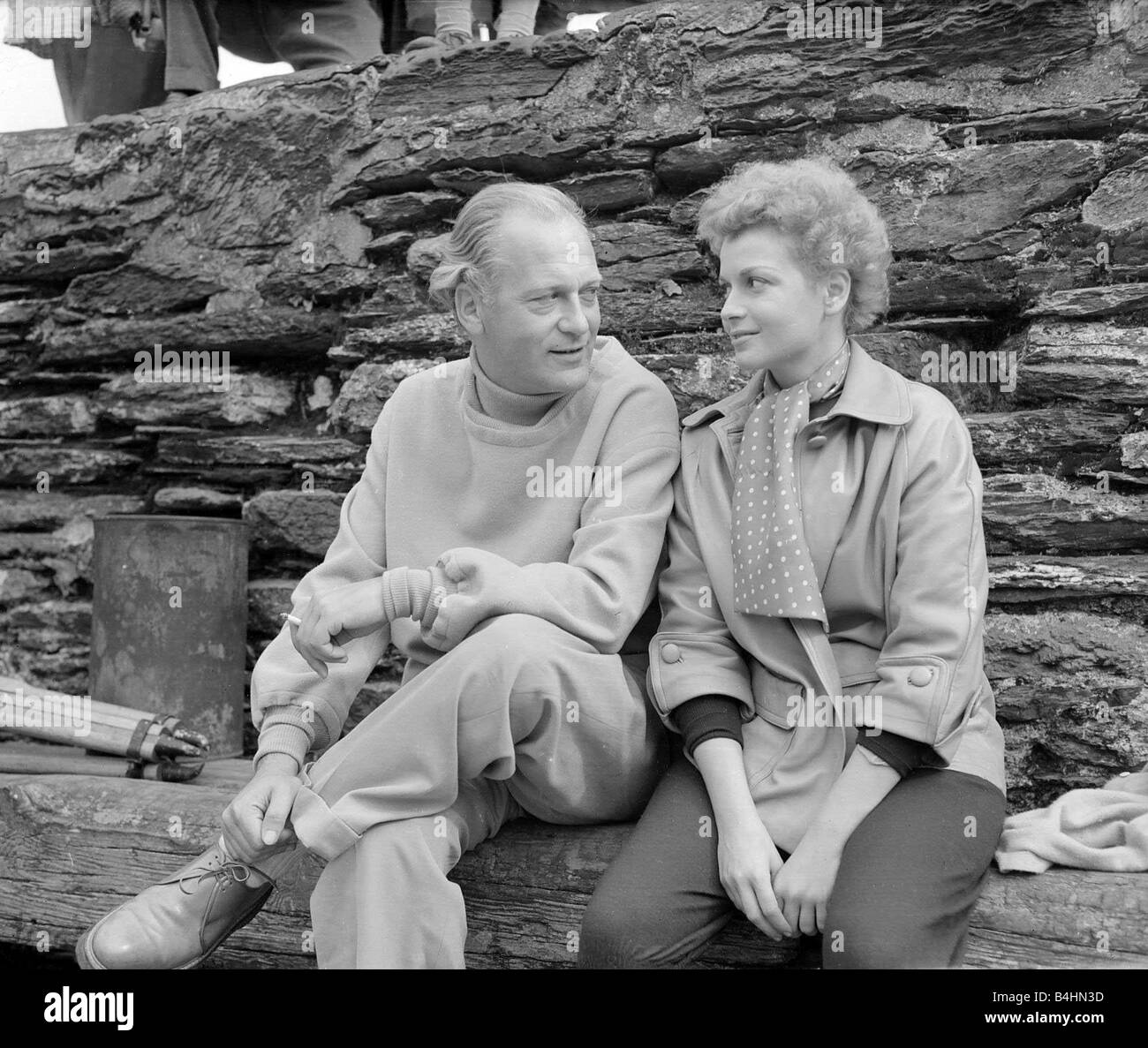 L'actrice Eve Bartok sur lieu de tournage à Polperro Cornwall avec l'acteur allemand Jurgen kurde qui est lui rendre visite sur le plateau Août 1954 Ils sont illustrés à marcher ensemble vers l'ensemble du film sur le quai Banque D'Images