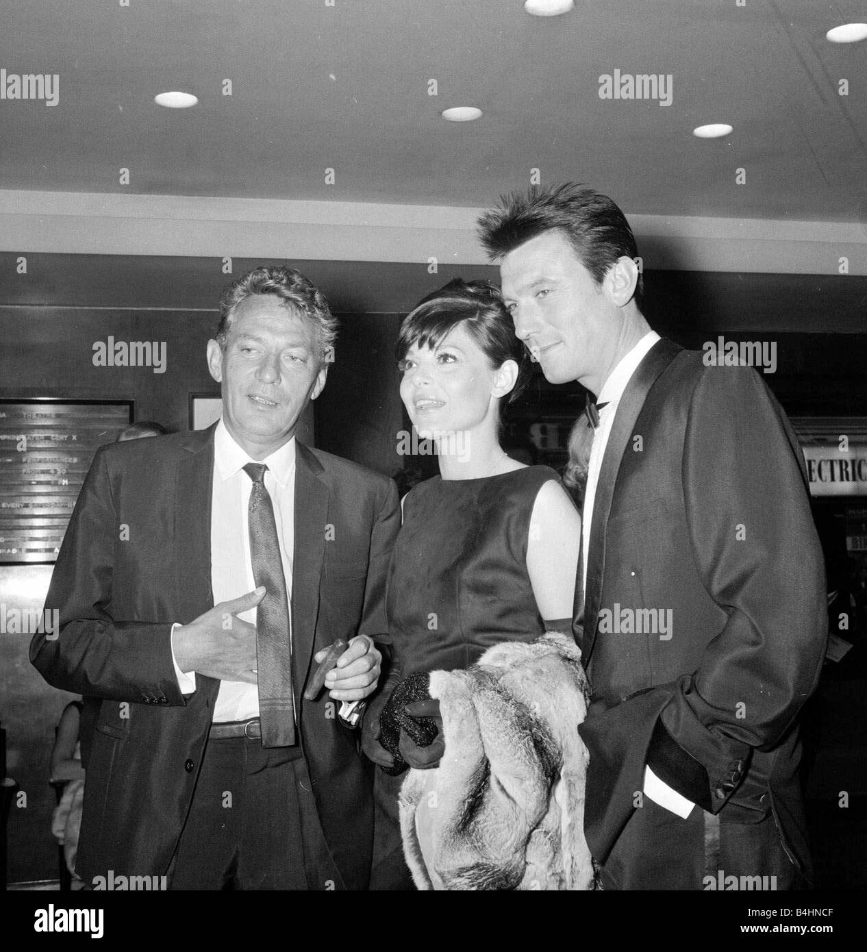 Le mangeur de citrouille Premiere Film Juillet 1964 L'acteur Peter Finch actrice Anne Bancroft et Lawrence Harvey acteur photographié en arrivant à la Colombie-Britannique Theatre Shaftesbury Avenue Banque D'Images