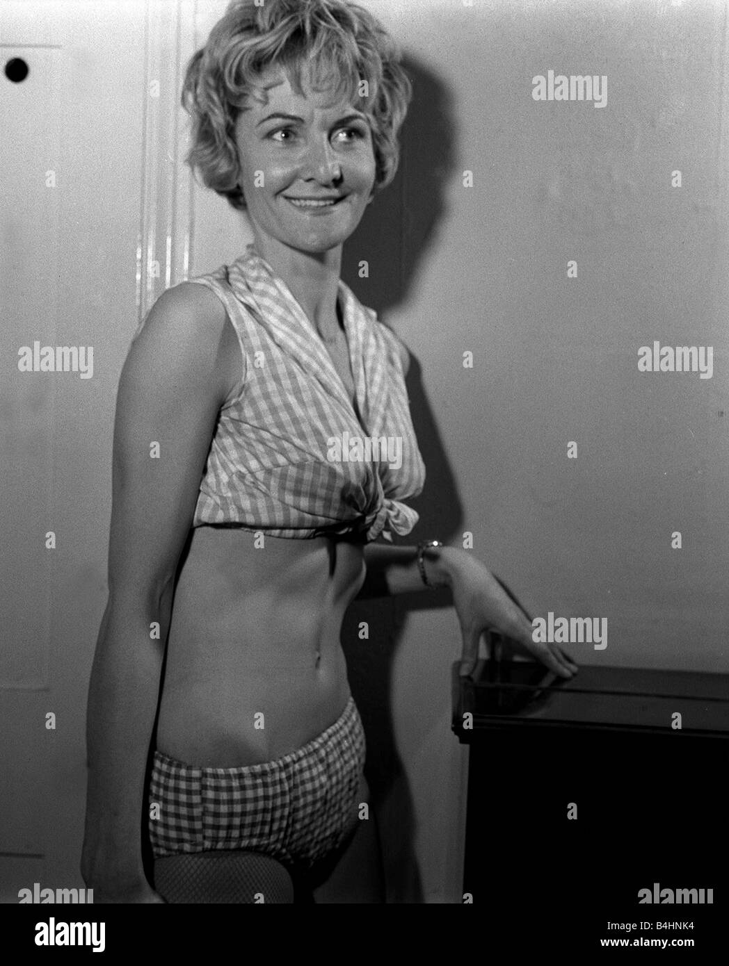 Sheila Hancock Avril 1961 Mirrorpix Bikini Actrice Banque D'Images