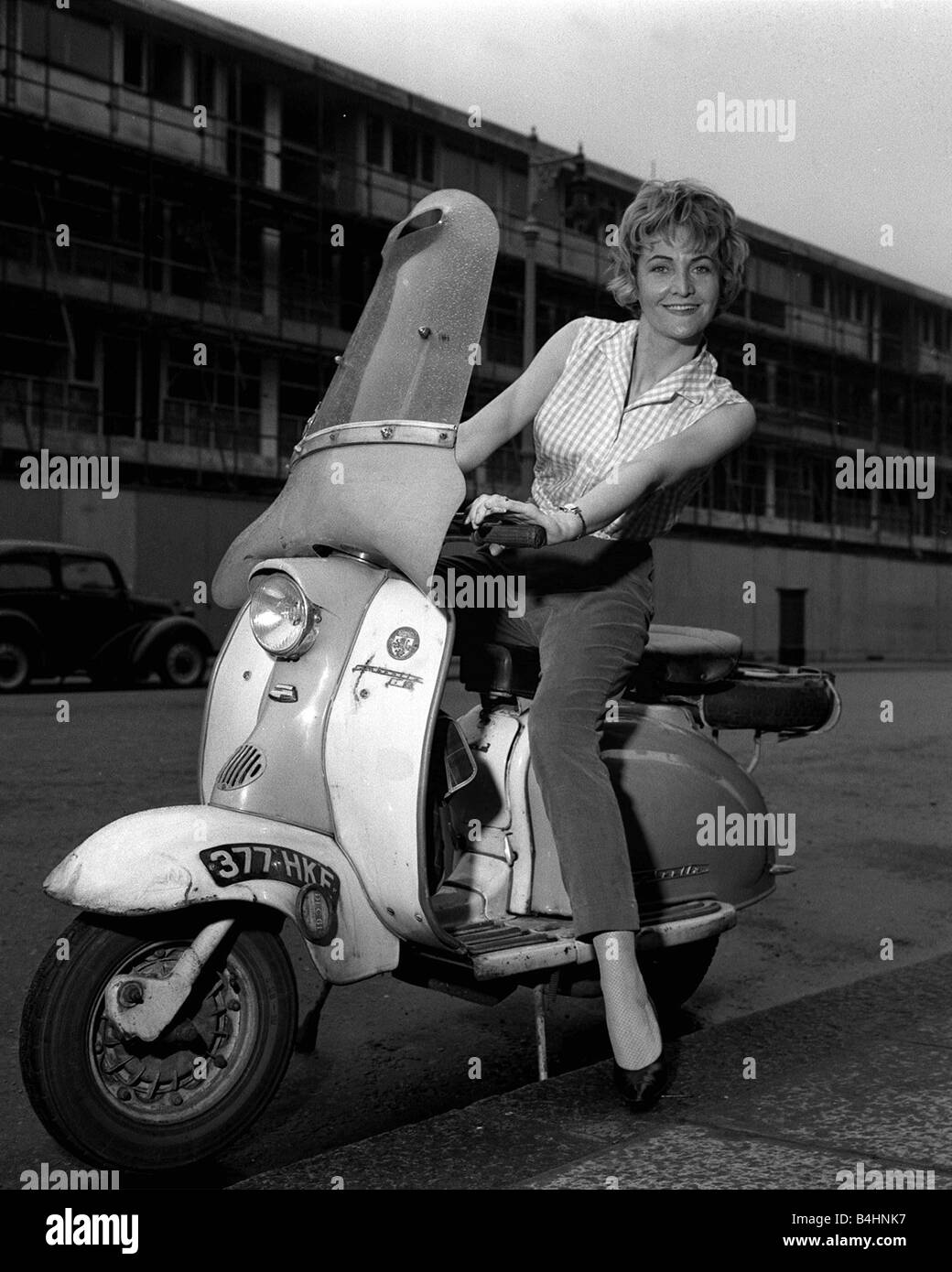 L'actrice Sheila Hancock assis sur un scooter Avril 1961 Banque D'Images