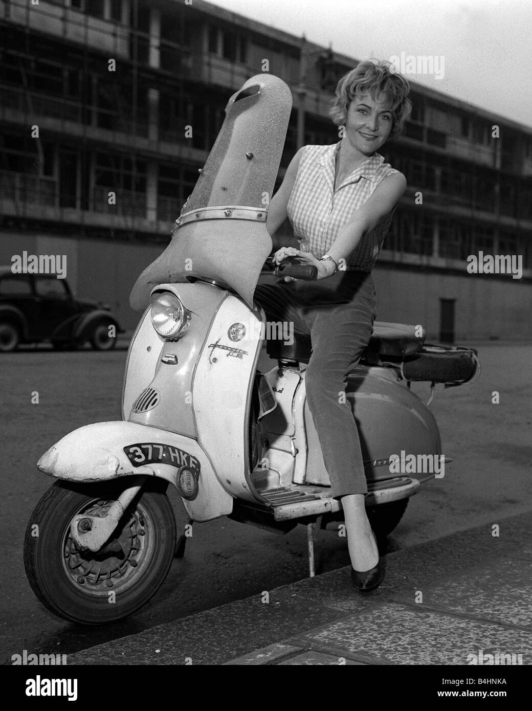 Sheila Hancock Avril 1961 Mirrorpix Scooter Actrice Banque D'Images