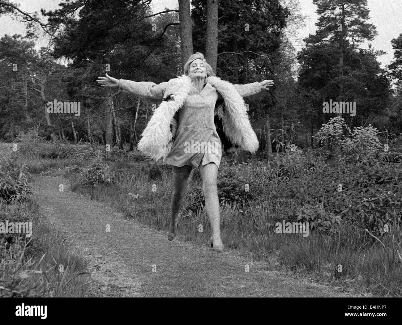 Sheila Hancock à Liphook actrice 1968 2305 1968 Ferme de la Santé, représenté à la campagne Mirrorpix Banque D'Images