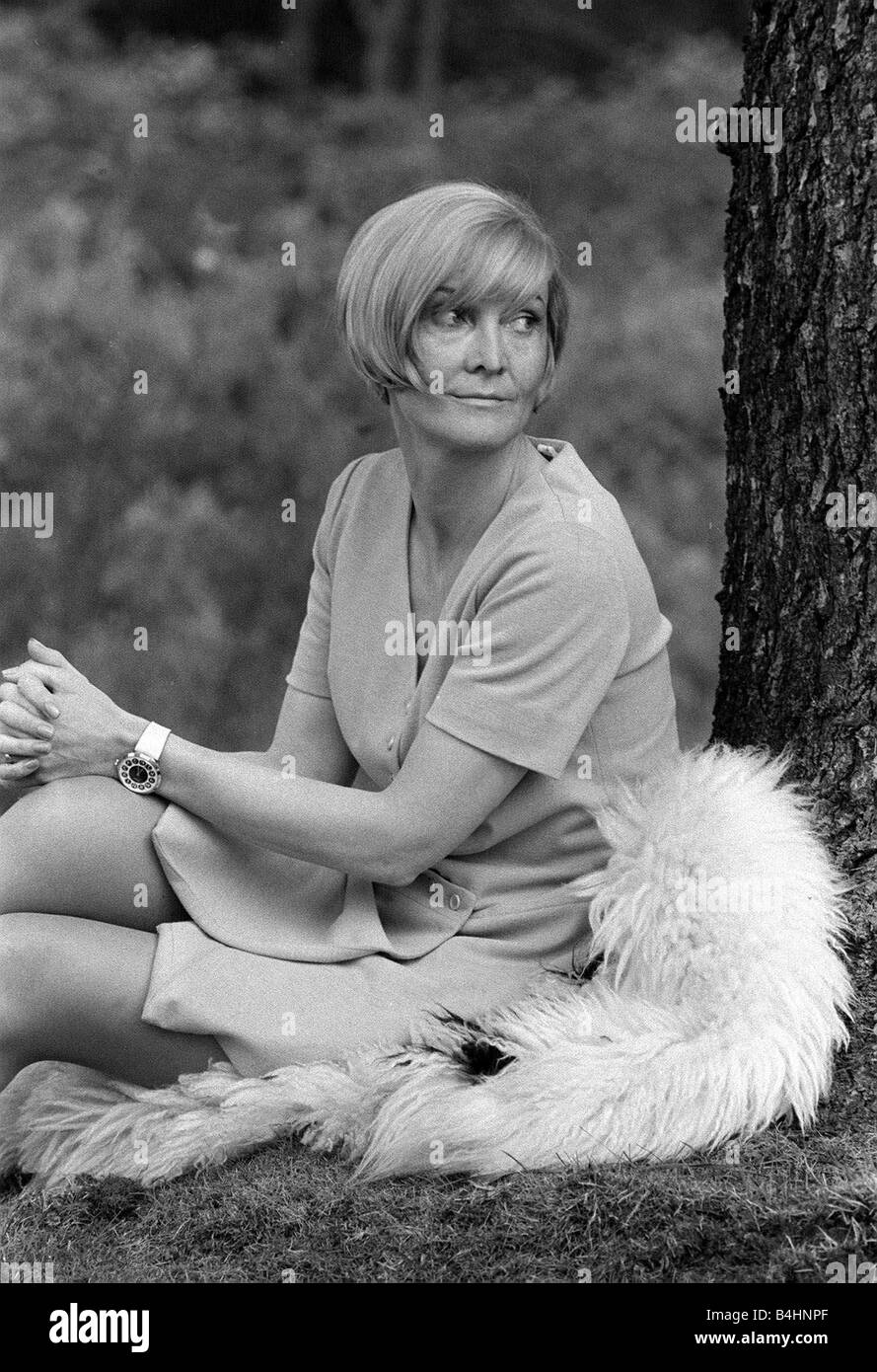 Sheila Hancock à Liphook actrice 1968 2305 1968 Ferme de la Santé, représenté à la campagne assis contre l'arbre Mirrorpix Banque D'Images