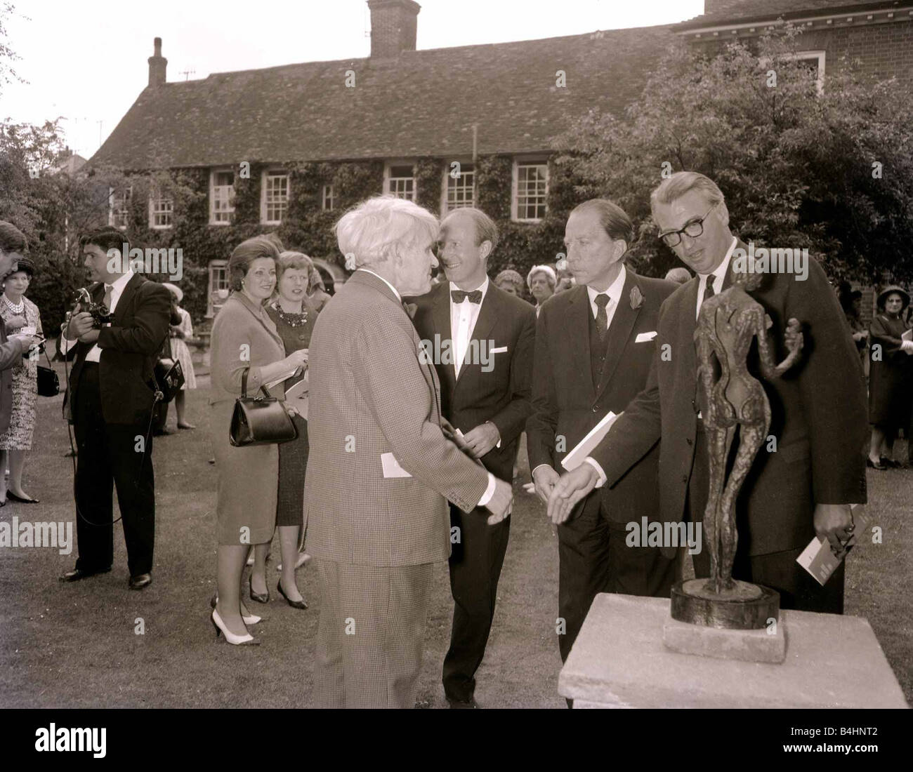 John Paul Getty Oil Billionaire assister à une exposition de l'homme sans nom et Cary Grant acteur Juillet 1962 Mirrorpix com Banque D'Images